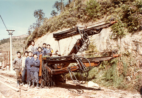 PK國(guó)際領(lǐng)先品牌，山河智能露天液壓鉆車(chē)再交完美答卷